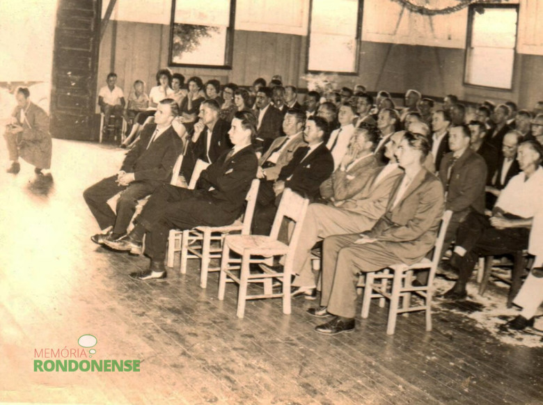 Público presente a posse. Na primeira fila, da esquerda para a direita: os vereadores eleitos Harry Pydd  e Teobaldo Loffi; na segunda fila, da esquerda para a direita: o cartorário Willy Carlos Trentini, os vereadores eleitos Reinoldo Wengrat, Helmuth Priesnitz, Aldo Allievi e Erno Greff. 
Imagem: Acervo idem 
