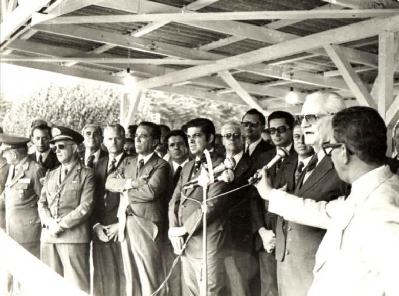 Outro instante do discurso do Presidente Geisel. Entre os ministros Hugo de Abreu e Ney Braga, o vereador rondonense Waldi Winter; e entre os dois senhores de óculos, o contabilista Plínio Kleemann ( óculos escuros e bigode), diretor do SAPAM (Serviço de Pavimentação de Marechal Cândido Rondon). 