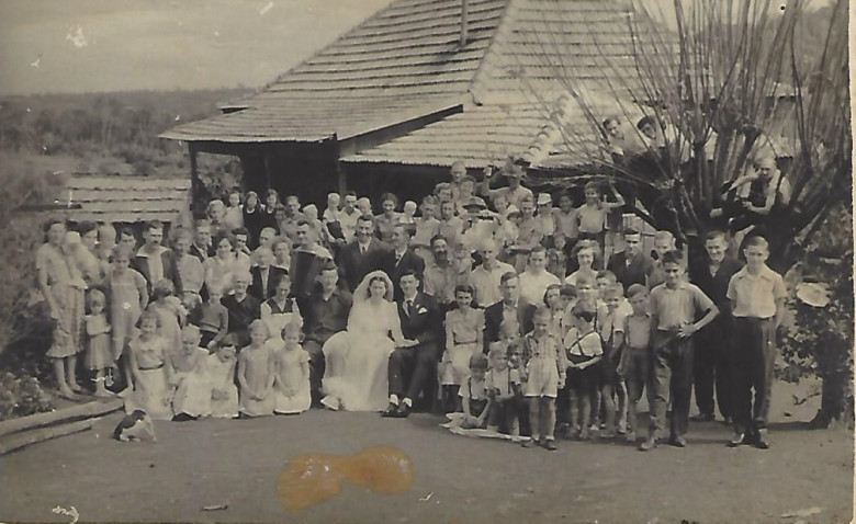 Casamento dos jovens pioneiros Leo Luckmann e Milita Dietrich, moradores na Linha Guarani, Arroio Fundo, em 26 de julho de 1958. 
O casamento foi na residência dos pais da noiva. 
Imagem: Acervo Milita Dietrich Luckmann