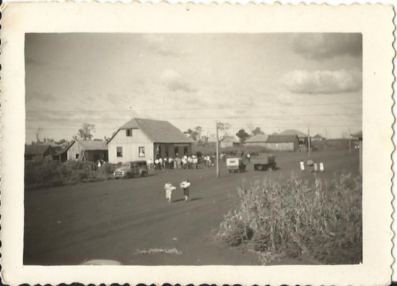 Vista da Avenida Rio Grande do Sul, a partir do Hotel Avenida, vendo-se ao fundo o antigo Bar Floresta que por muitos anos foi ponto de ônibus, nas década de 1950 e parte de 1960. 