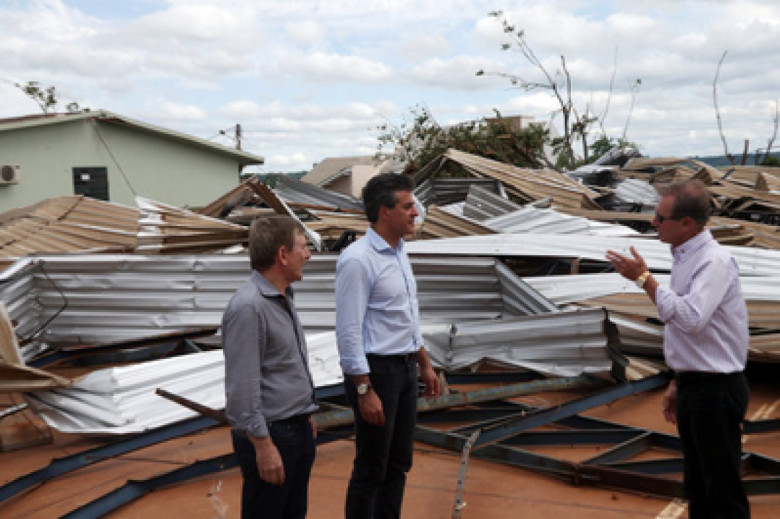 Governador Beto Richa junto com o deputado estadual Elio Rusch (e) e o prefeito municipal de Marechal Cândido Rondon, Moacir Froelich,  conferindo os estragos causados pelo tornado, no dia 20 de novembro. 
Crédito da imagem: não identificado. 