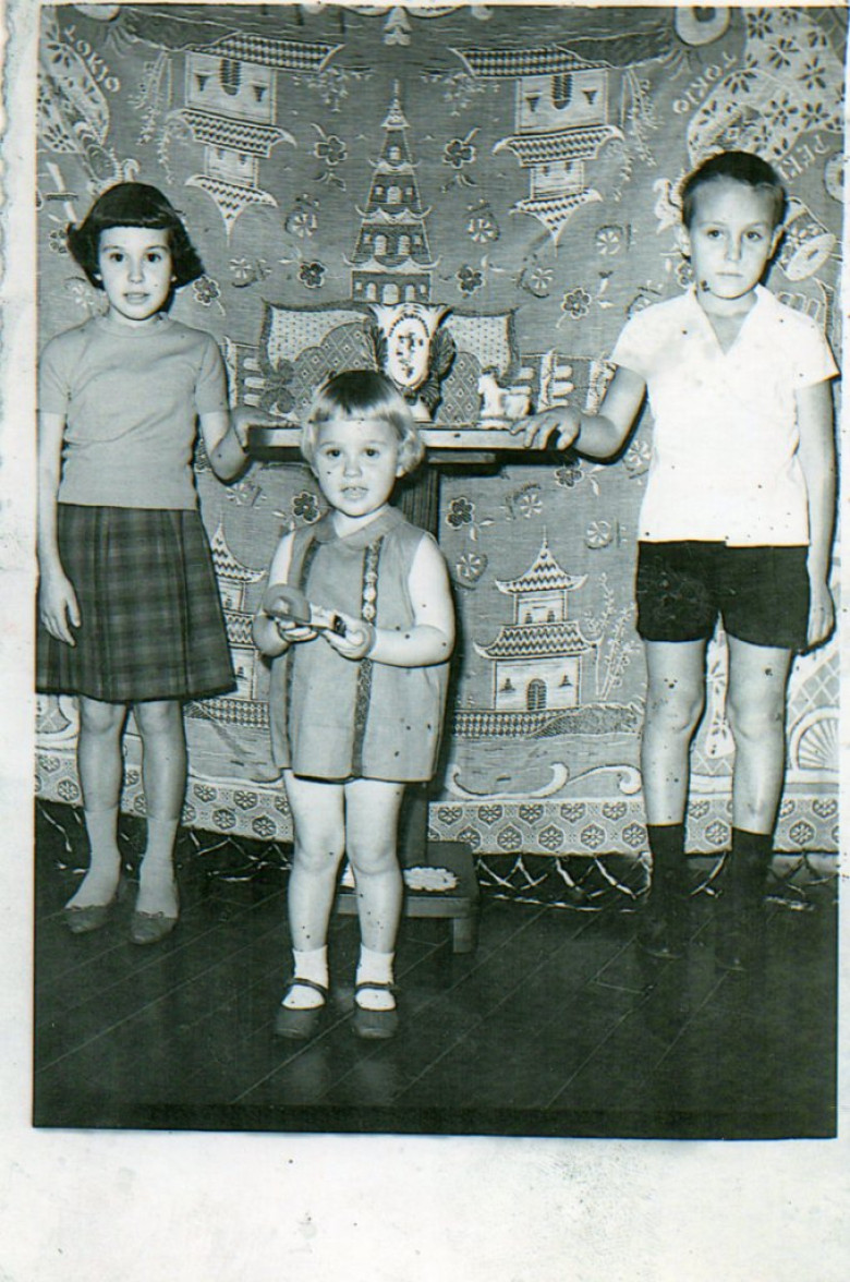 Paulo Renato Haubert, nascido em Quatro Pontes e Rosa Helena Haubert e Darcila Luiza Haubert (no centro), nascidas em Porto Mendes. Fotografados em 1967.
Filhos do casal pioneiro (contraiu matrimônio em Quatro Pontes) Helga (Liell) e Hugo Anibal Haubert (em memória).
Imagem: Acervo Darcila Haubert (Brasília - DF) 