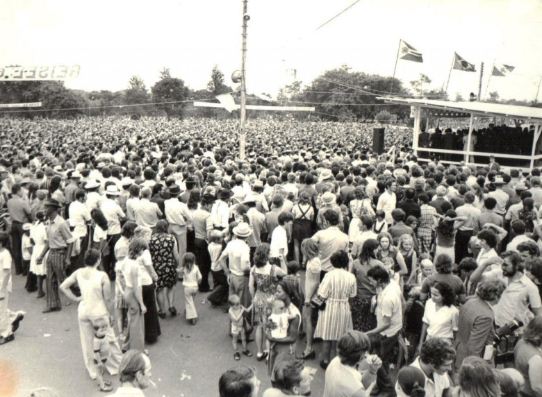 Outro aspecto do público fotografado desde a Rua Sergipe. 