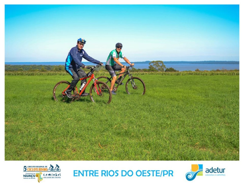 Prefeito Municipal de Entre Rios do Oeste, Jones Heiden, de traje azul. 