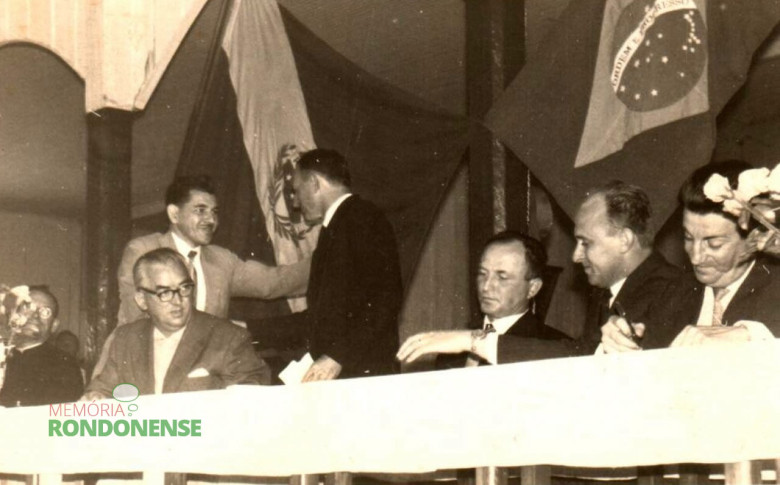 Arlindo Alberto Lamb (terno escuro) é cumprimentando pelo juiz de direito da comarca do Toledo, bel. Wilson Ballão, após assinar o termo de posse. 