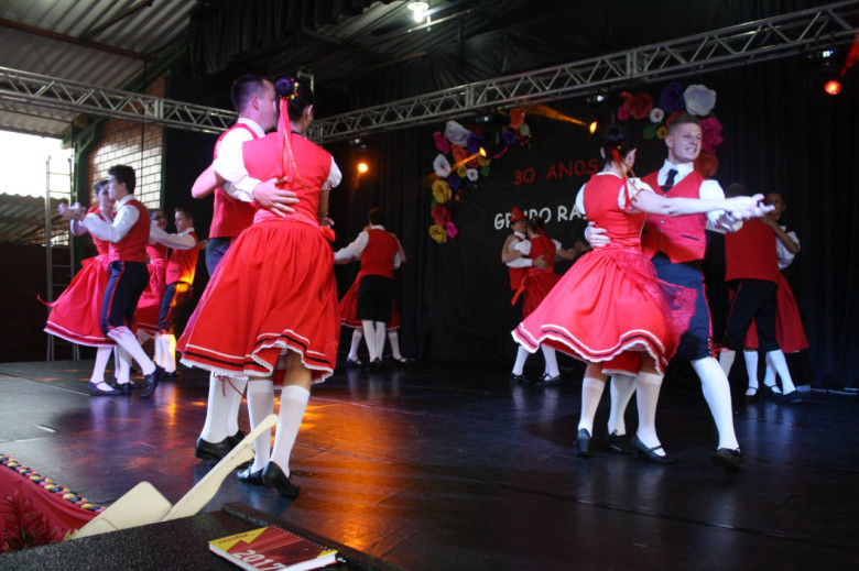 Idem - dança do Grupo Raízes. 
Imagem: Acervo Imprensa PM-MCR - Crédito: Luiz Fernando Cerny