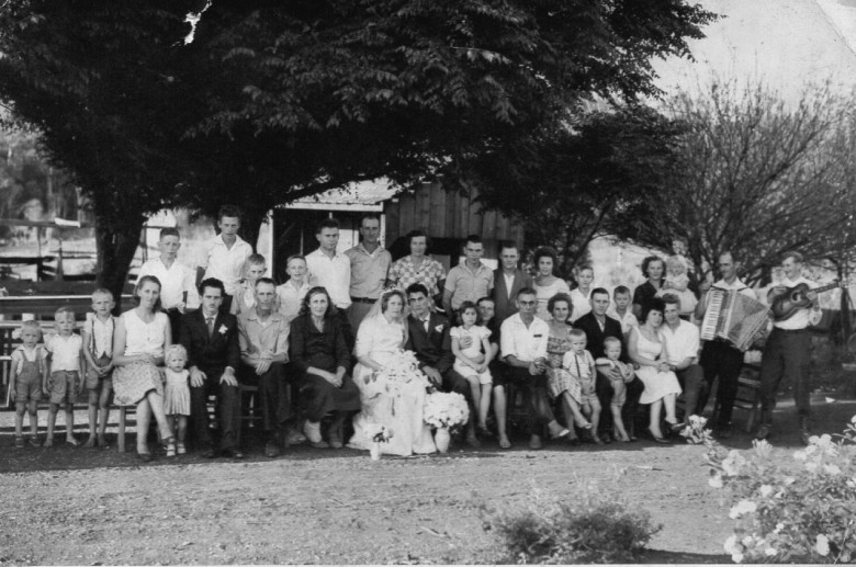 Casamento dos jovens  Edith Laureth e Nilo Weber, em 26 de setembro de 1964, na Igreja Evangélica Martin . 
Ele filho do casal pioneiro Lídia (nascida Hack) e Oswaldo Weber. 
Imagem: Acervo do casal.