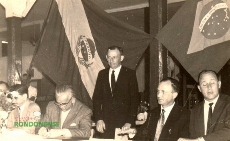 Arlindo Alberto Lamb após ter assinado o termo de posse. À sua direita, o juiz de direito Ronald Grollmann e a esquerda, o vereador eleito Helmuth Priesnitz. 
Imagem: Acervo idem 
