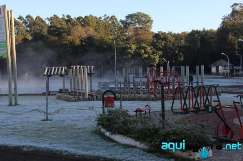 Mais um visual da geada no Parque de Lazer Rudolfo Rieger. 
Crédito da imagem: AquiAgora.net/Facebook
