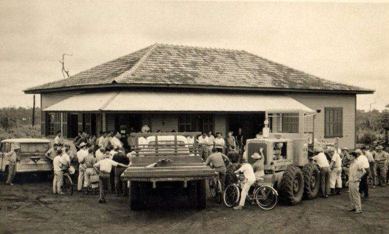 Outra  vista da solenidade de primeira patrola. 
Imagem: Acervo da família de Arlindo e Norma Lamb 