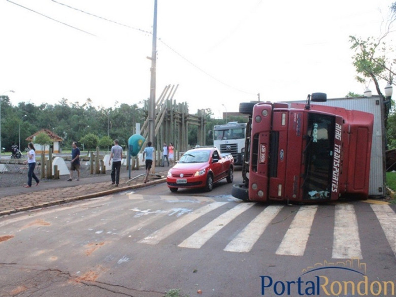 Caminhão virado pela força do tornado nas proximidades do Parque de Lazer Rodolfo Rieger.
Crédito da imagem:  não identificado. 