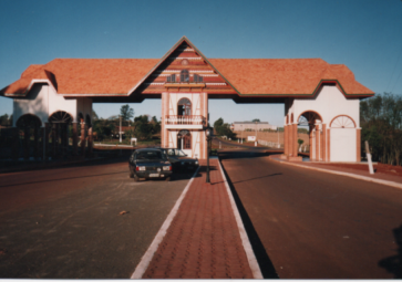 Portal  à cidade de Marechal Cândido Rondon, junto a rotatória de acesso a rodovia federal BR 163.
