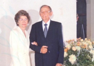 Casal Norma (nascida Pöttker) e Arlindo Alberto Lamb fotografado no dia da comemoração de suas Bodas de Ouro, em