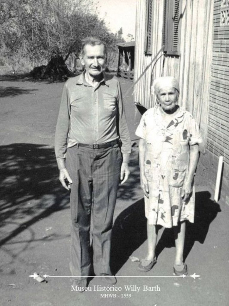 || Casal Rafael e Carmem Garcia no pátio de sua residência, em Pato Bragado.
 Foto tirada após entrevista realizada pela Equipe do Museu Histórico Willy Barth, de Toledo, em 09/07/1991. Fotógrafo: Darlou D'Arisbo. 
Acervo: Museu citado.