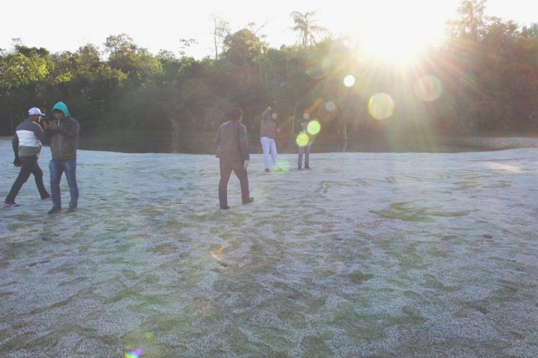 Moradores de Marechal Cândido Rondon apreciando o amanhecer do dia com a geada no Parque de Lazer Rudolfo Rieger. 
Imagem: Acervo Memória Rondonense - Crédito: Tioni de Oliveira 