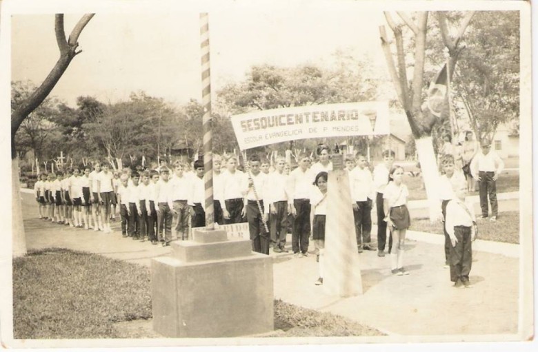 Desfile da então Escola Evangélica de Porto Mendes, no dia 07 de setembro de 1972 - ano do sesquicentenário da Independência do Brasil. 
Imagem: Acervo de Darcila Luiz Haubert (Brasília - Distrito Federal). 