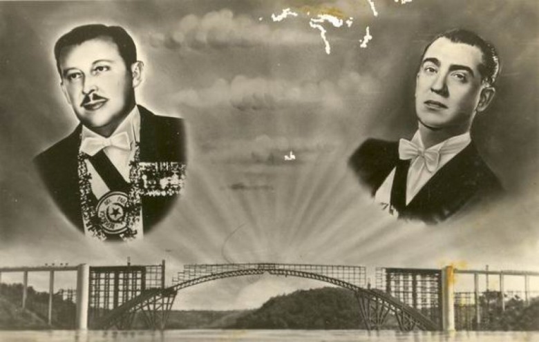 Cartão postal paraguaio sobre a pré-inauguração da Ponte da Amizade pelos presidentes Stroessner e Kubitscheck. 
