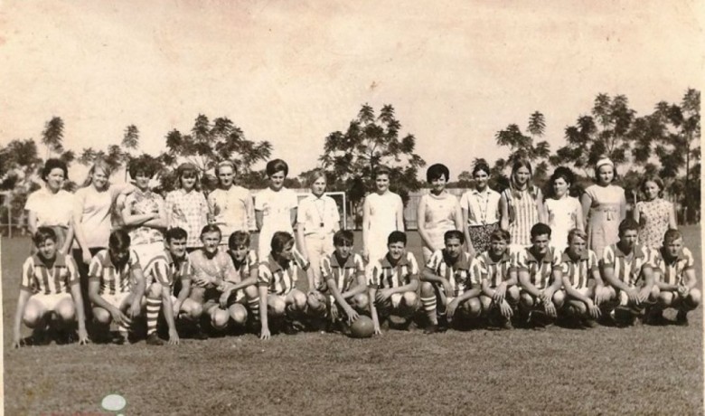 Equipe do Oeste Paraná FC com as respectivas madrinhas de camisetas, Na década de 1960. Da esquerda para a direita, em pé:  01 - Dorvalina Eggers;  02 - Dulce (Dickel) Debona;  03 - Anelore (Schade) Gerke;  04- Glausia (Weirich) Paneagua;  05- Irma Rucks;  06 - Erotilde (Müller) Dickel;  07 – não identificada;  08 - Gertrudes Nacke;  09  Esposa do Antônio (Toninho) Coletor Estadual - 23 - na foto;  10 - Marisinha Goebel;  11 - Tusnelda (Lange) Krumenauer;  12 – Marli Knopp; 13 – Hilga Schneider e 14 – não identificada. 
Atletas, da esquerda à direita: 15 - Ademir Müller; 16 - Gastão Bohn; 17 - Artur Bleich (Peixero); - 18 Ilo Darci Weirich; 19 - Plinio Franke; 20 -Sadi Krueger; 21 - Valdemar Roesler; 22 - Walter Schneider (Scheindinha) 23 - Antônio ( Toninho Coletor); 24 - não identificado;  25 - Valdemar Lange (Prego); 26 - Astor Strey (Tuki); 27 – Otavio (sobrenome não identificado) e 28 – não identificado.
Identificação feita por Orlando Miguel 
Imagem: Acervo Harto Viteck 