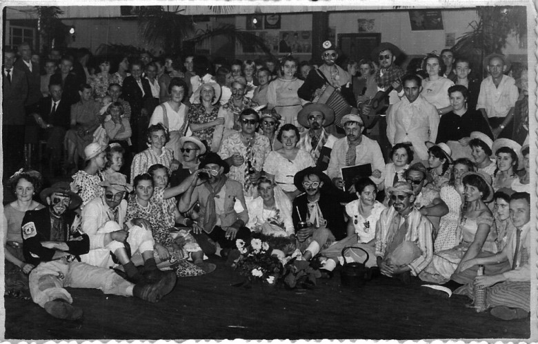 Casal Alfredo e Paulina Nied ao centro, à direita, ele de terno branco e ela de vestido escuro, participando de festa junina nos anos iniciais de Marechal Cândido Rondon. 
Imagem: Acervo Sueli Nied Scherer
