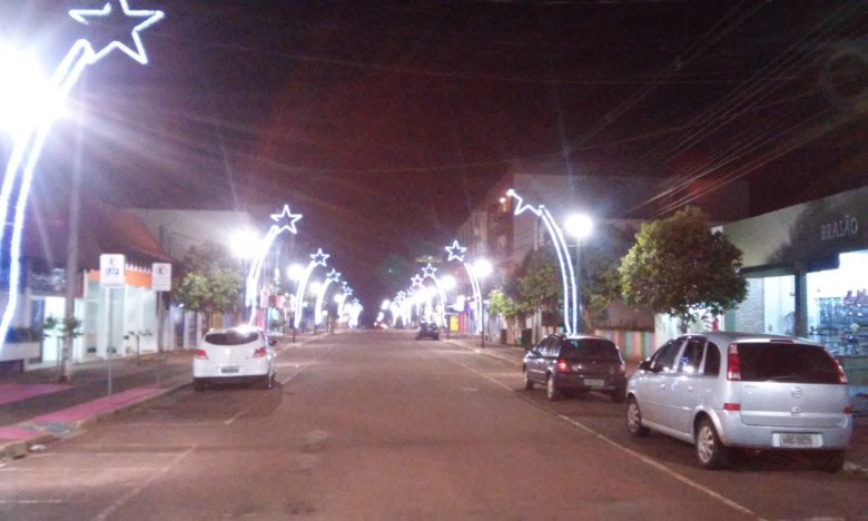Decoração natalina do trecho central da Rua Santa Catarina. 
Imagem: Acervo Memória Rondonense
Crédito: Alex Sandro Viteck