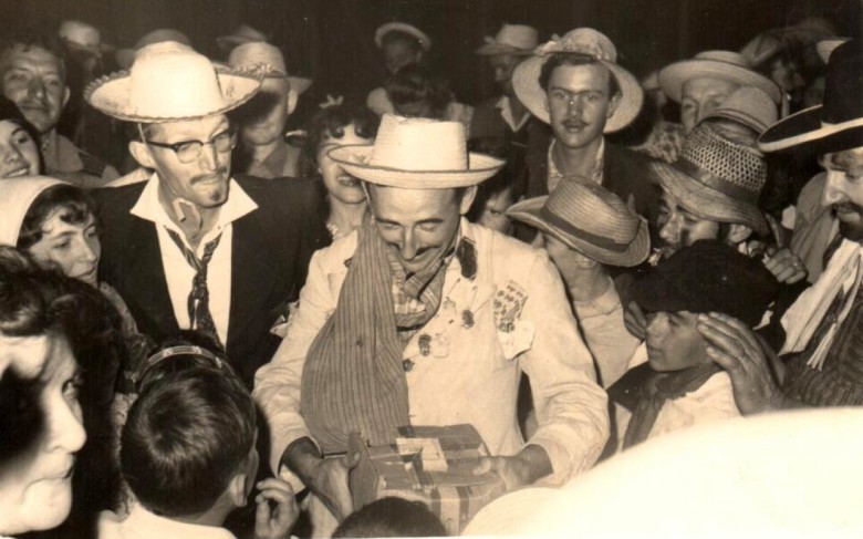 Prefeito Municipal Arlindo Alberto Lamb recebendo um presente na festa junina de 1960, organizada na sede municipal de Marechal Cândido Rondon. 
Imagem: Acervo Família de Arlindo e Norma Lamb 