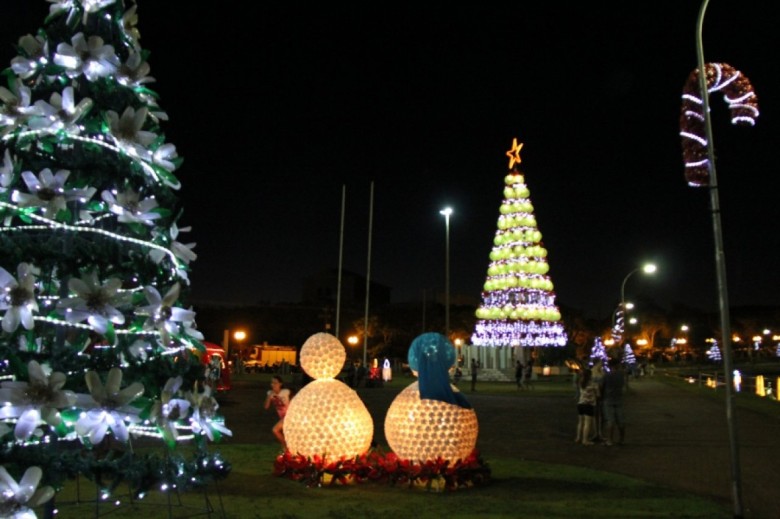 Decoração natalina junto ao Parque de Lazer Rodolfo Rieger
Imagem:  Imprensa - Prefeitura de Mal. C. Rondon
Crédito: Ademir Herrmann