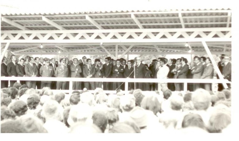 Panorâmica geral do palanque oficial durante o discurso do Presidente Ernesto Geisel. 
1º, à esquerda, cartorário Levi Martin Gomes; e 3º - juíz de Direito, José Carlos Lins Santos. 
