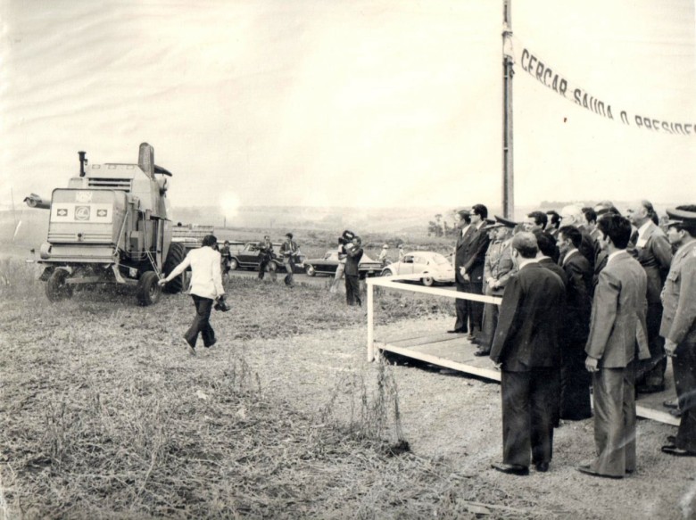 Outra visita da abertura da colheita de soja 1976 no Paraná, assistida pelas autoridades. 
