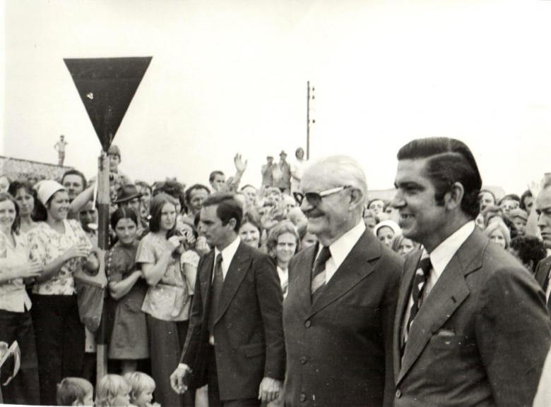 Presidente Ernesto Geisel junto com o governador Jayme Canet Junior ao palanque oficial instalado a Rua Tiradentes, próximo ao antigo fórum. 