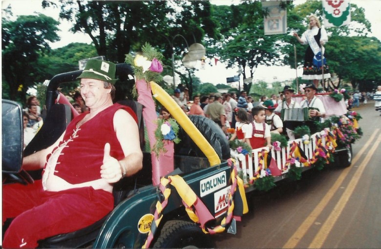 Ao volante, Ilo Darci Weirich desfilando na Rua Sete de Setembro, com a sua filha Ãngela , eleita Miss Paraná 1996. 