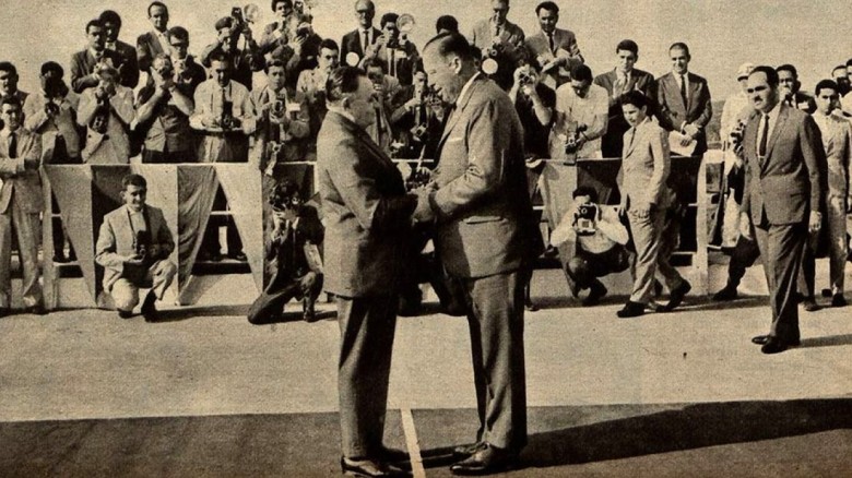 Encontro dos presidentes Castelo Branco, do Brasil, e Alfredo Stroessner, do Paragaui, no meio da Ponte Internacional da Amizade  no dia da inauguração.
Imagem: Acervo Wagner Dias - Foz do Iguaçu. 