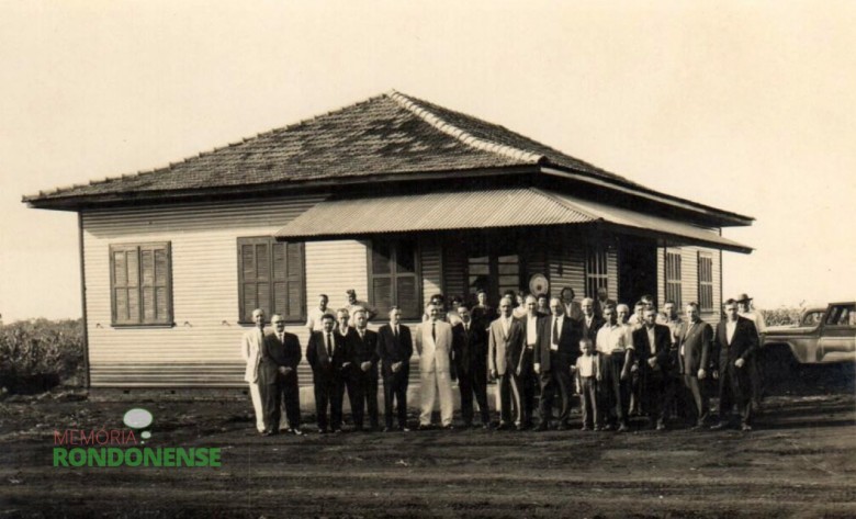 Autoridades em frente ao primeiro prédio da Prefeitura Municipal de Marechal Cândido Rondon. 
Imagem: Acervo Família de Arlindo e Norma Lamb
