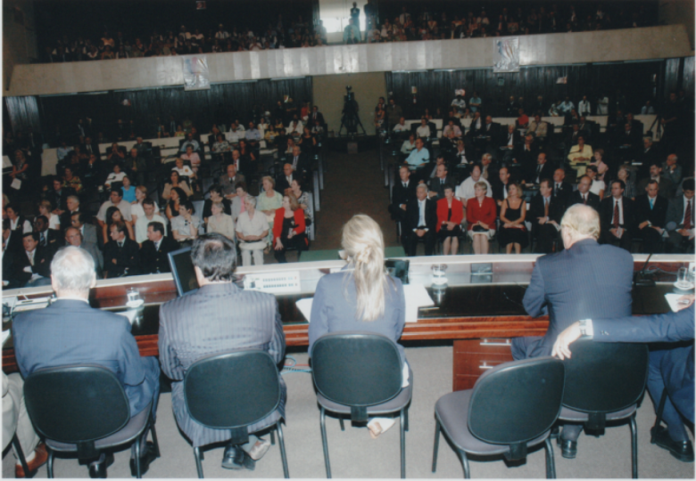Vista do público presente à Sessão Solene Comemorativa, a partir da Mesa Oficial. 