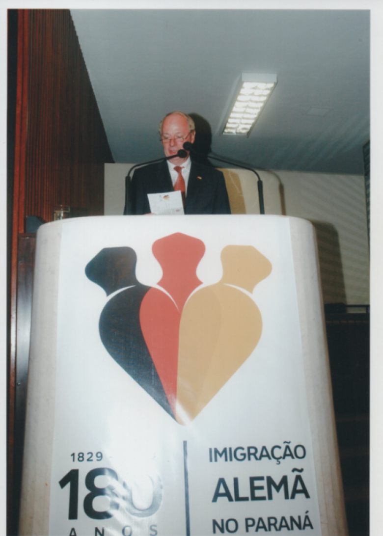 Friedrich Prot von Kunov, embaixador da Alemanha no Brasil, em seu discurso durante a sessão solene comemorativa dos 180 anos da Imigração Alemã no Paraná. 