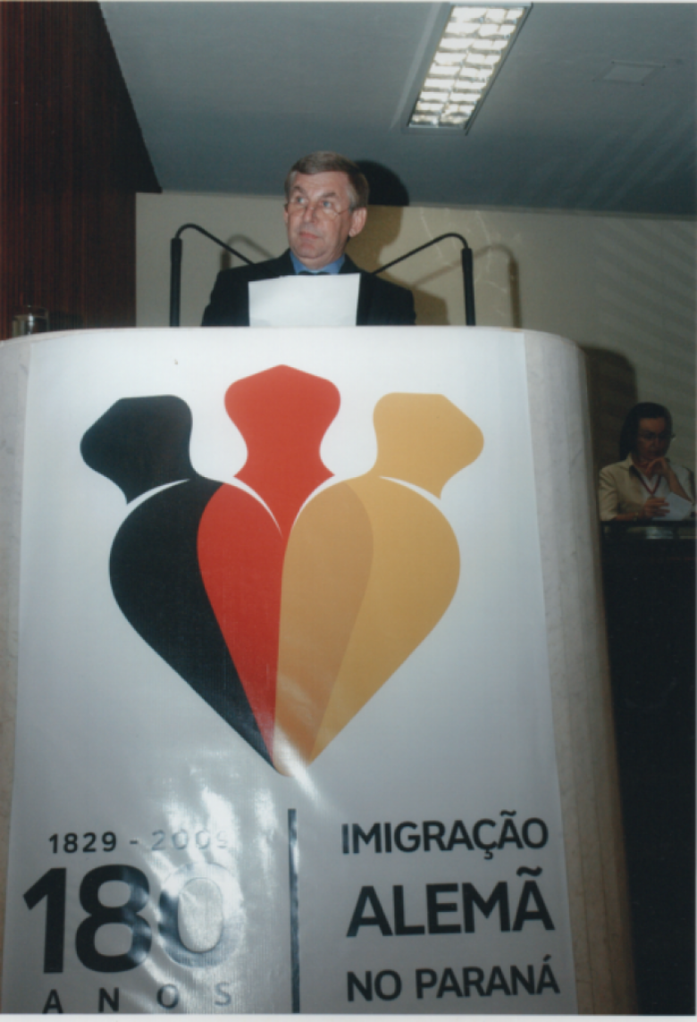 Deputado Elio Lino Rusch discursando durante a Sessão Solene Comemorativa aos 180 Anos da Imigração Alemã no Paraná.