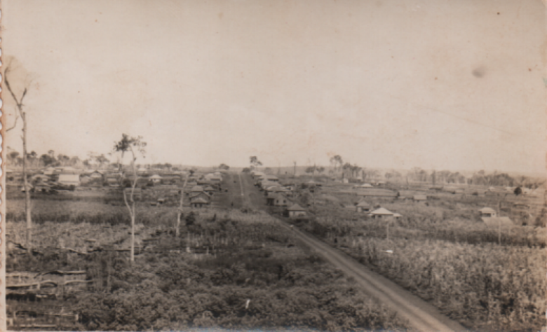 Vista da então vila de General Rondon, vendo-se a atual Avenida Rio Grande do Sul, sentido oeste-leste.
Imagem: Acervo Úrsula (nascida Stoef) e João Zimmermann. 