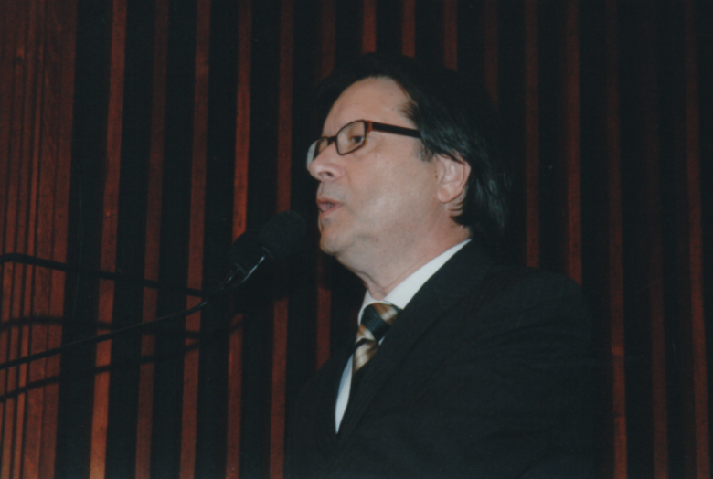 Itamar Ribeiro, diretor regional dos Correios no Paraná discursando durante a sessão solene comemorativa.