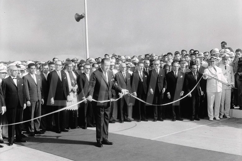 Presidente Alfredo Stroessner, do Paraguai, desatando a fita para a inauguração da Ponte da Amizade, em 27 de março de 1965.
Imagem: Acervo Walter Dysarsz.