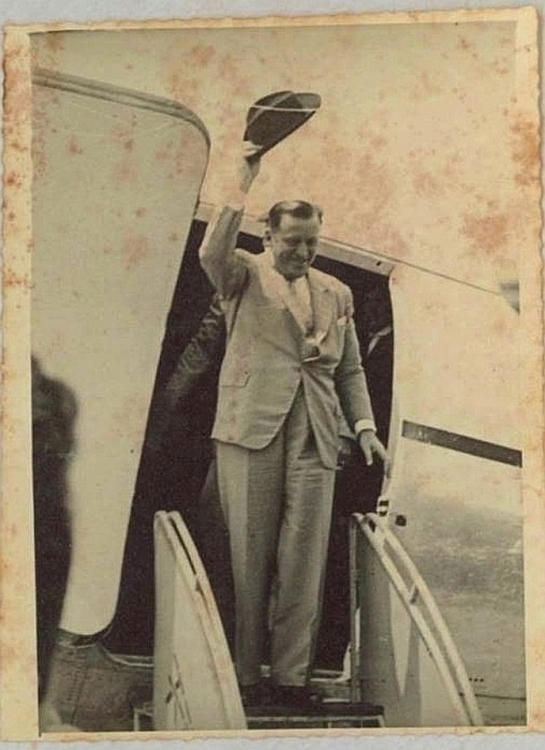 Presidente do Paraguai desembarcando no aeroporto municipal de Foz do Iguaçu.
Imagem: Acervo Walter Dysarsz.