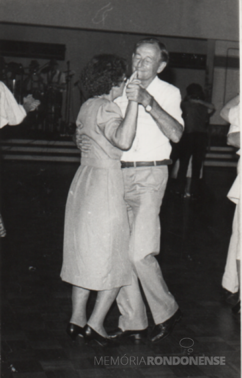 Casal Norma e Arlindo Alberto Lamb, primeiro prefeito eleito de Marechal Cândido Rondon e fundador da Rádio Difusora, durante o baile de 
