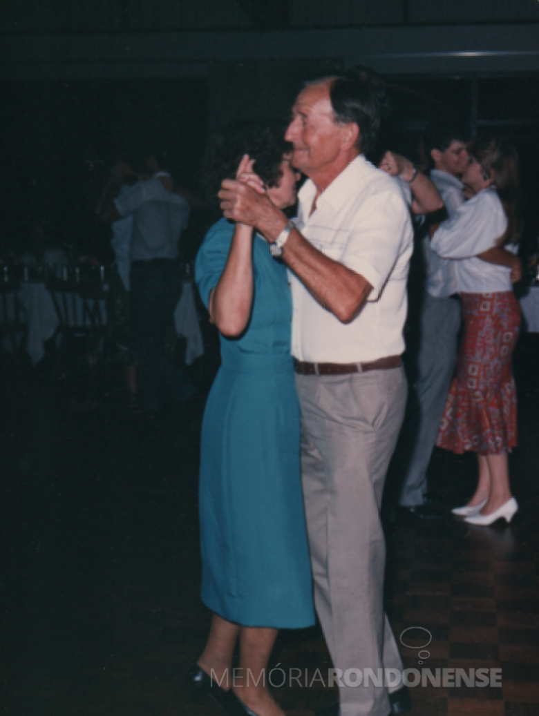 Outro instantâneo do casal Norma e Arlindo Alberto Lamb participando o baile.

