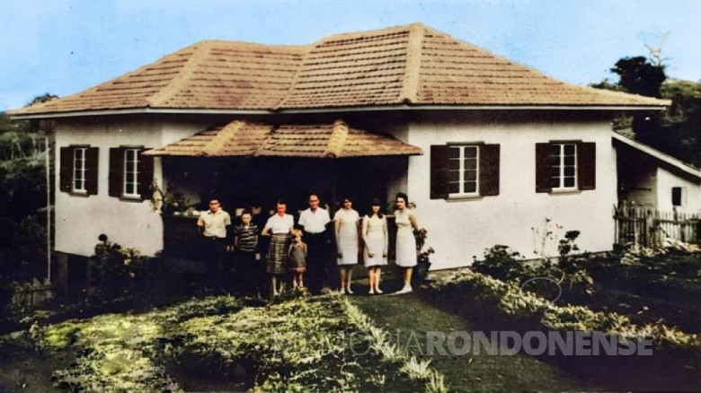 Imagem ampliada da residência do casal Sander, na época na área suburbana (chácara) da cidade de Marechal Cândido Rondon.
Imagem: Acervo Remi Sander. 

