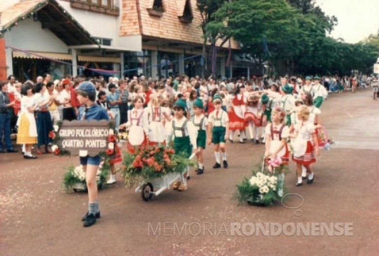 || Desfile do grupo folclórico infantil da então sede distrital de Quatro Pontes.