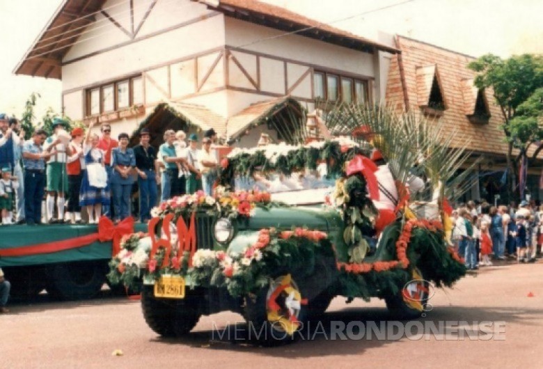 || Desfile do carro alegórico da então filial da rede Hermes Macedo.na cidade de Marechal Cândido Rondon.
