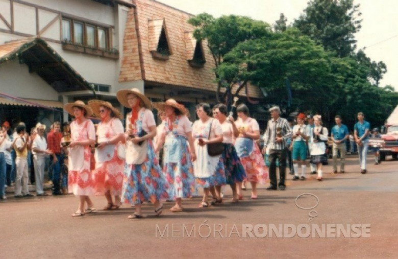 || Grupo de senhoras representando as mulheres pioneiras de Marechal Cândido Rondon, no desfile alegórico na Rua Sete de Setembro. 