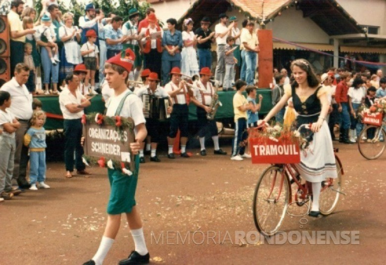 || Desfile do carro alegórico das empresas do empresário Nelto Leopoldo Schneider. O menino que carrega a placa indicativa é Junior Zarur e a moça de bicicleta é ... Dresch.