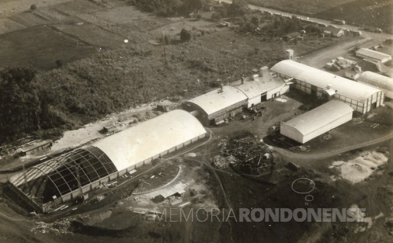 Construção do primeiro graneleiro junto a sede central da Cooperativa, na cidade de Marechal Cândido Rondon (PR).
