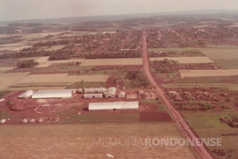 Sede, armazéns, loja e fábrica de rações na sede central da Cooperativa, no começo da década de 1980.
Imagem: Acervo Orlando Miguel Sturm. 