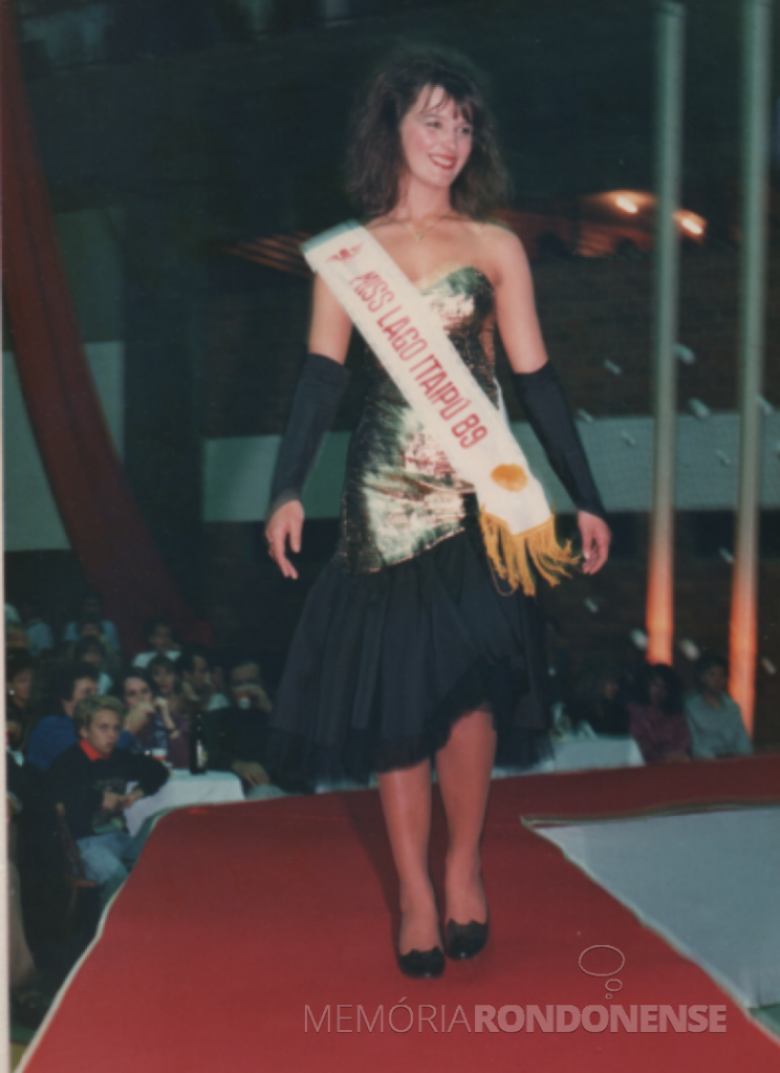 Miss Lago de Itaipu 1989, Rosemeri Teresinha Brandt, precedendo a abertura do desfile das candidatas em traje social. 