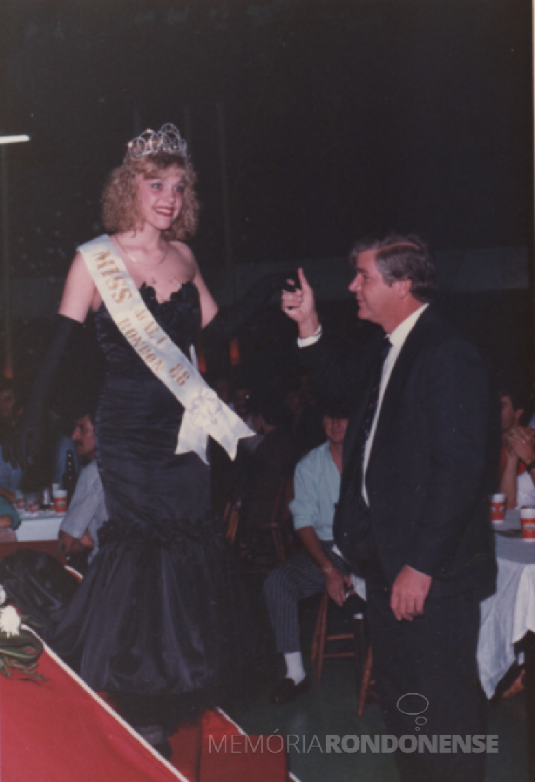 Recepção à Miss Marechal Cândido Rondon 1988, Marciane Regina Rollhof,  pelo prefeito municipal Dieter Leonard Seyboth. 